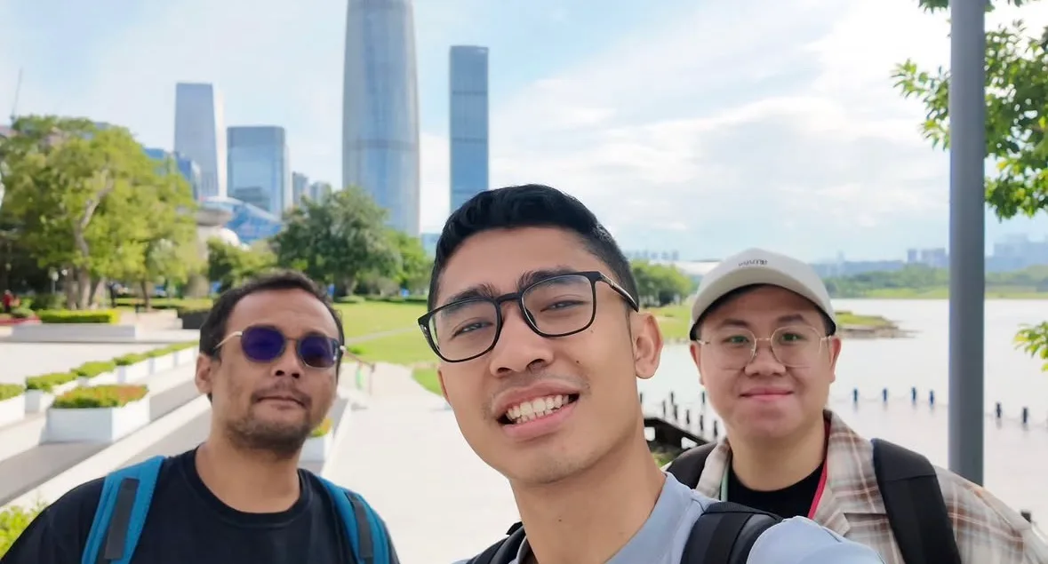 Foto bareng di tepi sungai Shenzhen, dengan gedung-gedung tinggi di belakang