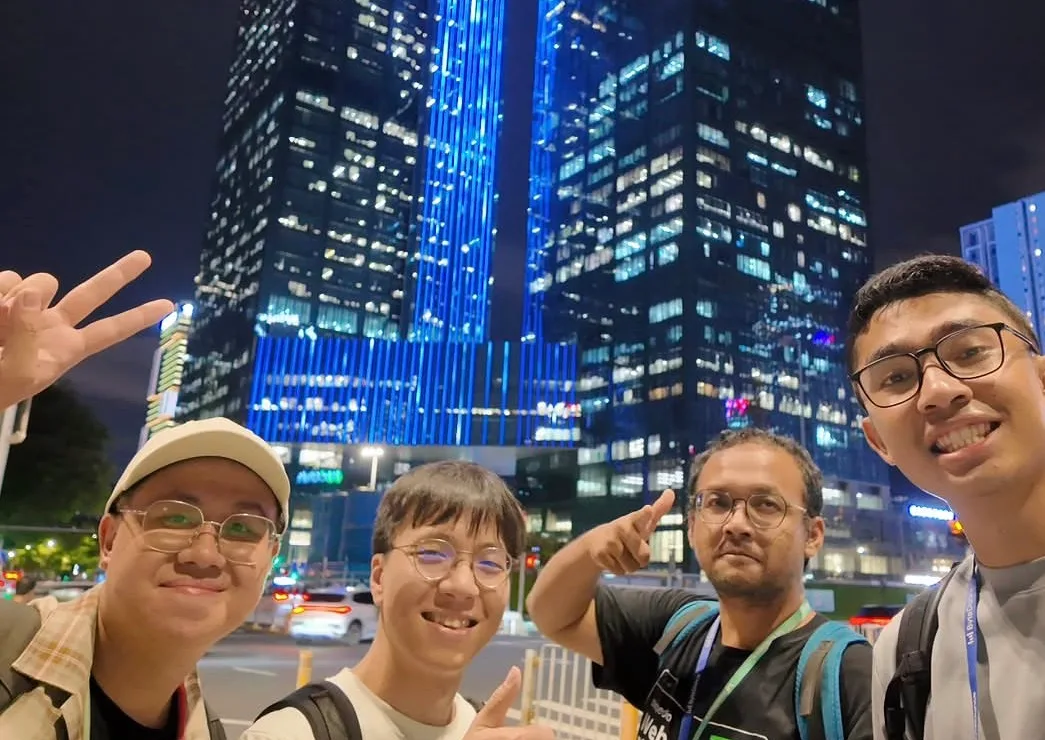 Foto malam hari di depan gedung kantor yang menyala biru