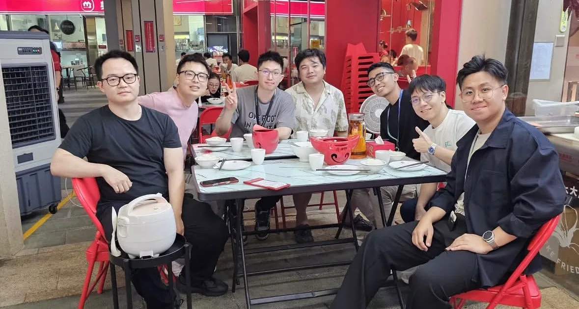 Makan bareng tim lagi, di meja luar restoran